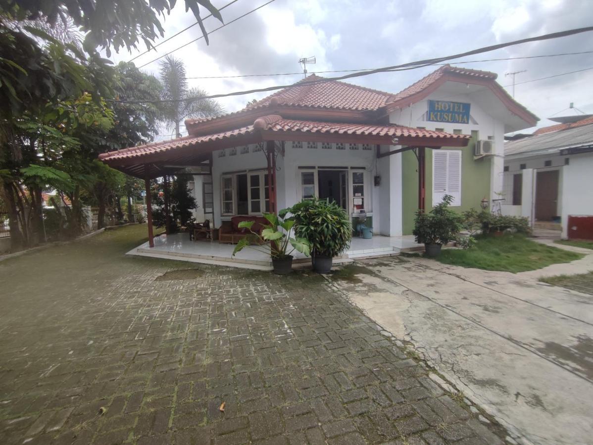 Oyo 90865 Hotel Kusuma Purwakarta Karawang Exterior foto