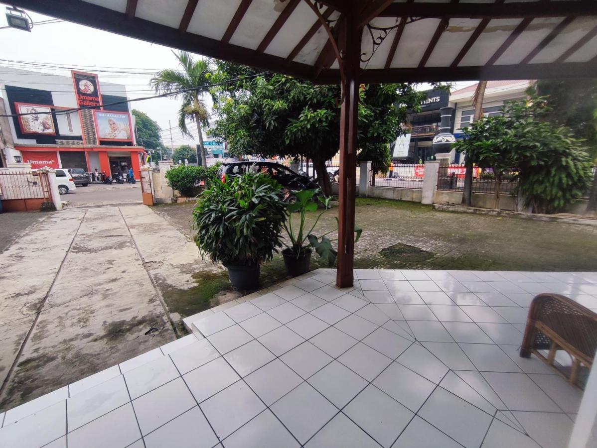 Oyo 90865 Hotel Kusuma Purwakarta Karawang Exterior foto