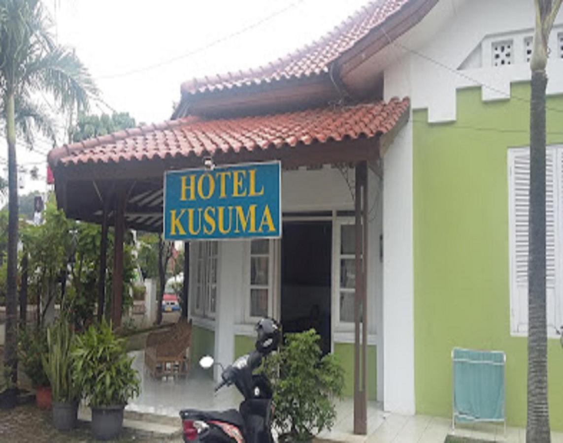 Oyo 90865 Hotel Kusuma Purwakarta Karawang Exterior foto
