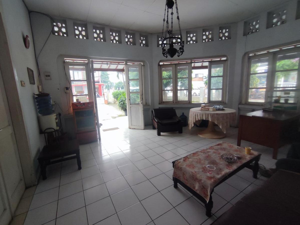 Oyo 90865 Hotel Kusuma Purwakarta Karawang Exterior foto