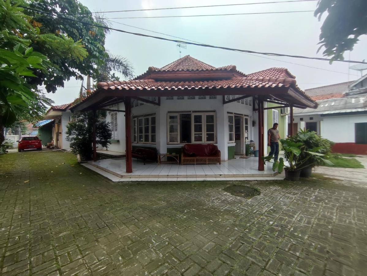 Oyo 90865 Hotel Kusuma Purwakarta Karawang Exterior foto
