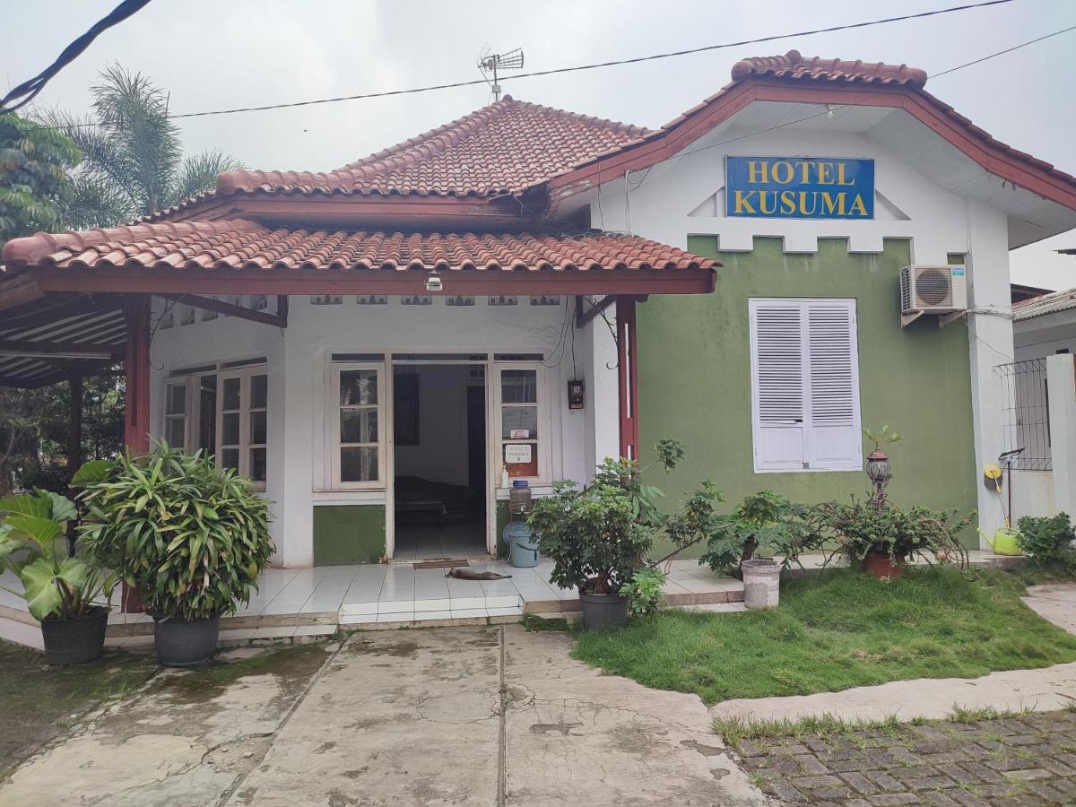 Oyo 90865 Hotel Kusuma Purwakarta Karawang Exterior foto