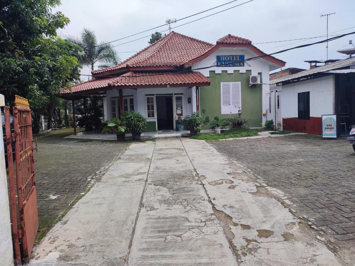 Oyo 90865 Hotel Kusuma Purwakarta Karawang Exterior foto