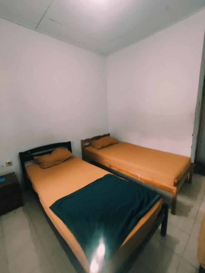 Oyo 90865 Hotel Kusuma Purwakarta Karawang Exterior foto