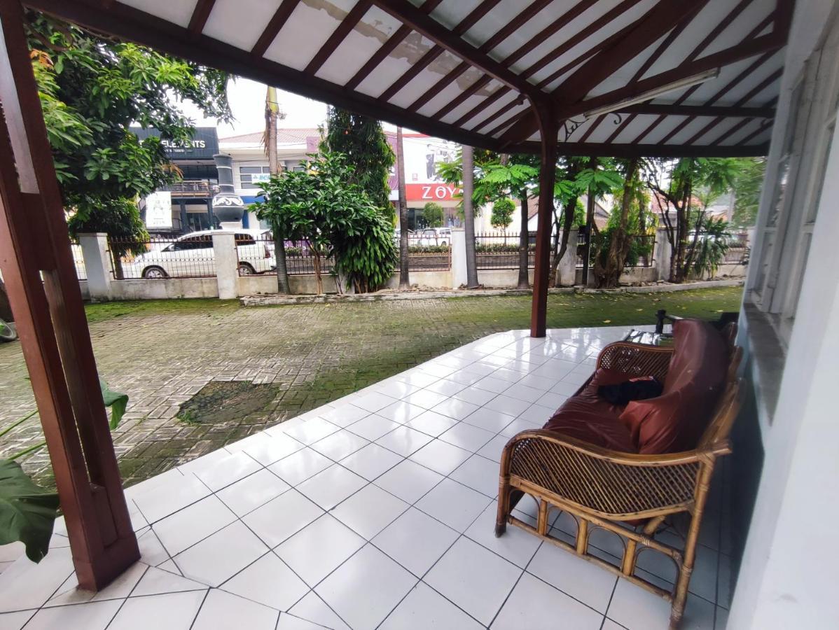 Oyo 90865 Hotel Kusuma Purwakarta Karawang Exterior foto