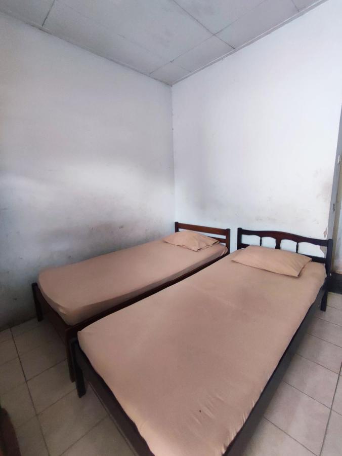 Oyo 90865 Hotel Kusuma Purwakarta Karawang Exterior foto