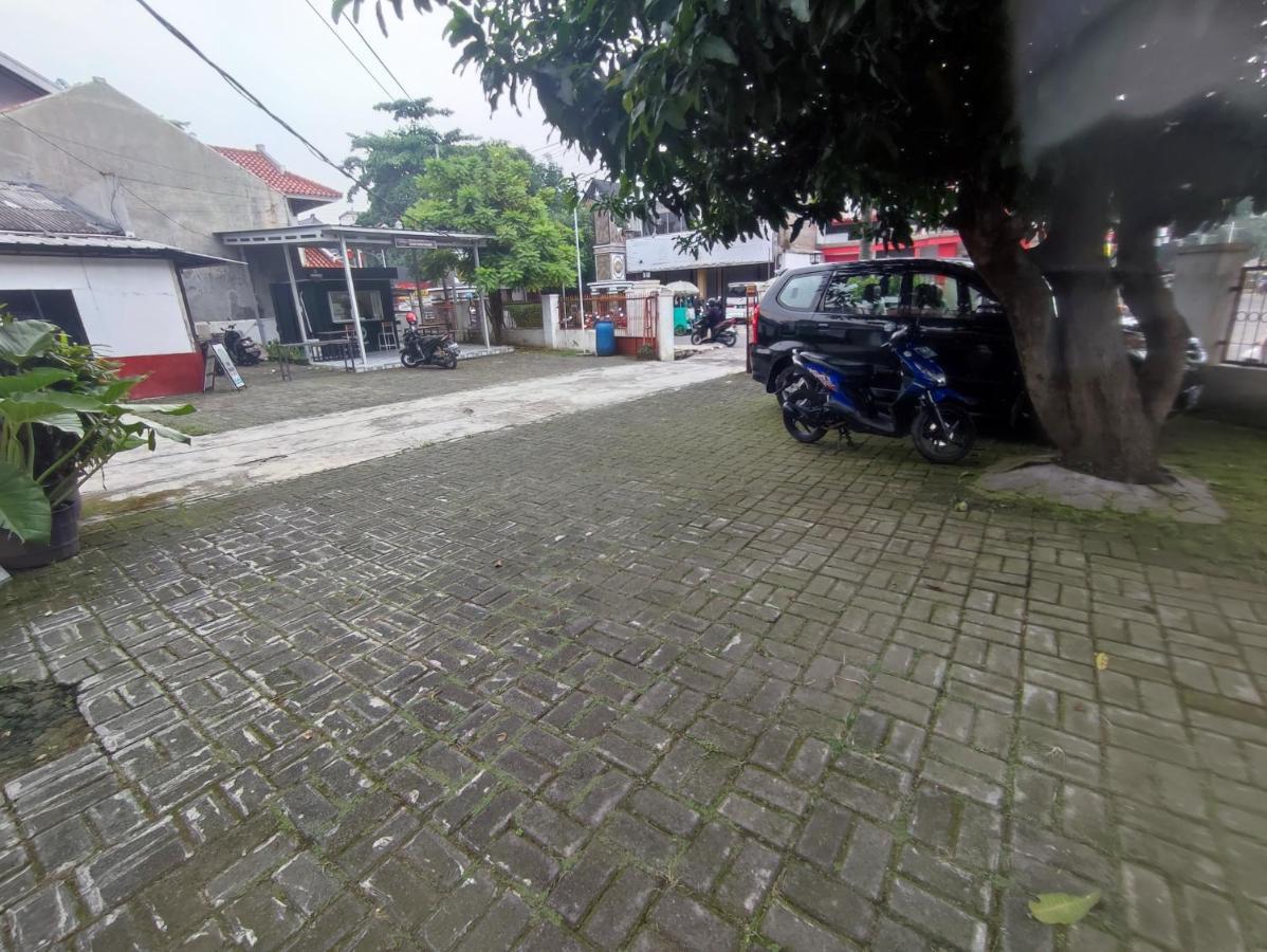 Oyo 90865 Hotel Kusuma Purwakarta Karawang Exterior foto