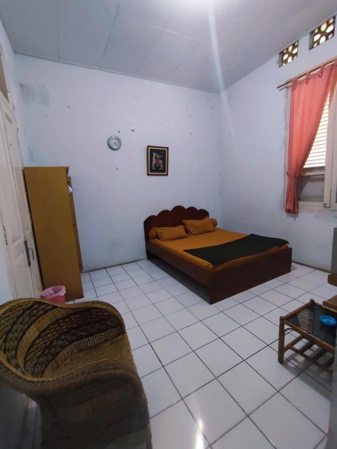 Oyo 90865 Hotel Kusuma Purwakarta Karawang Exterior foto
